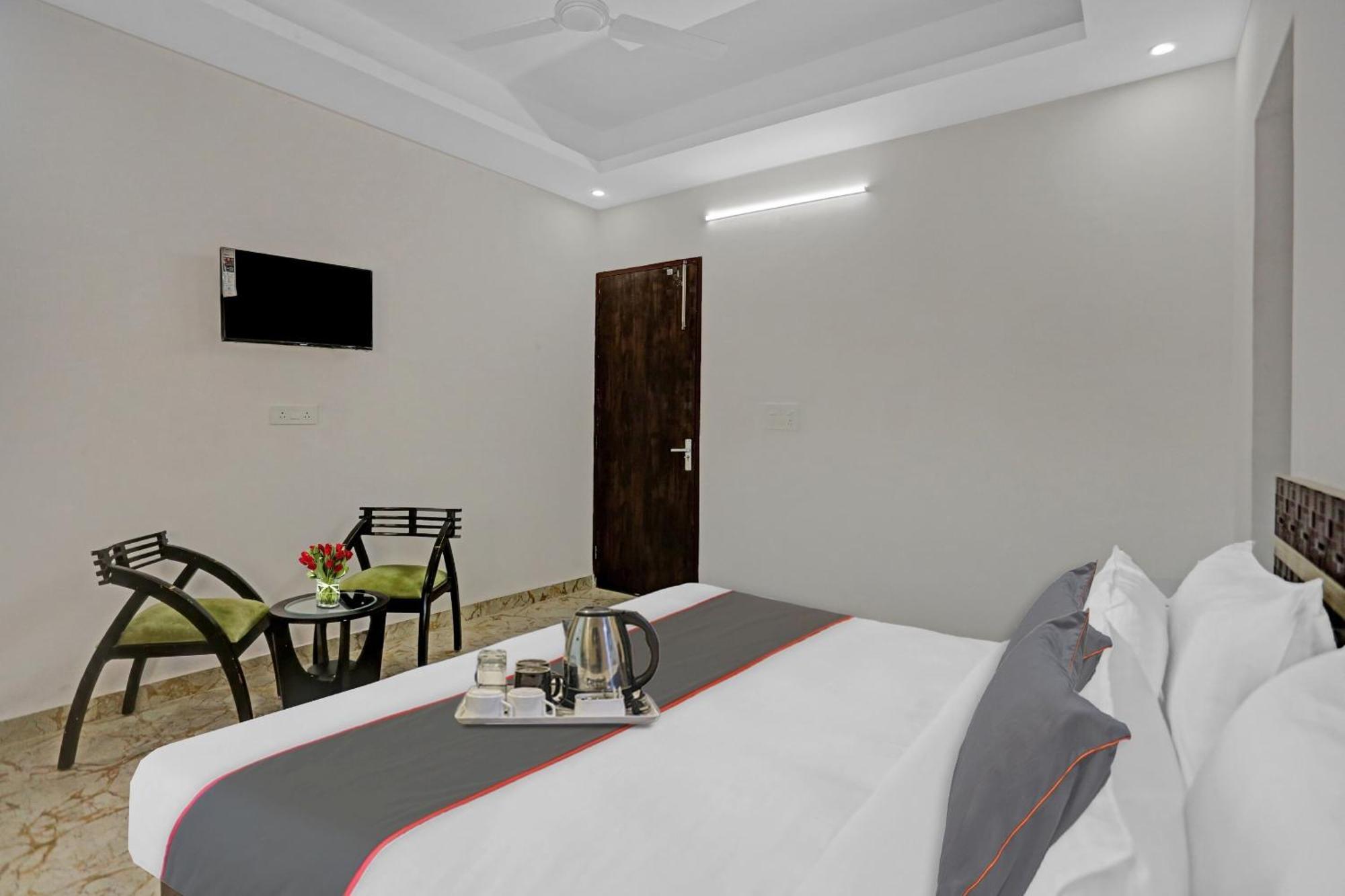 Collection O The Royal Fern Hotell Farrukhnagar Exteriör bild