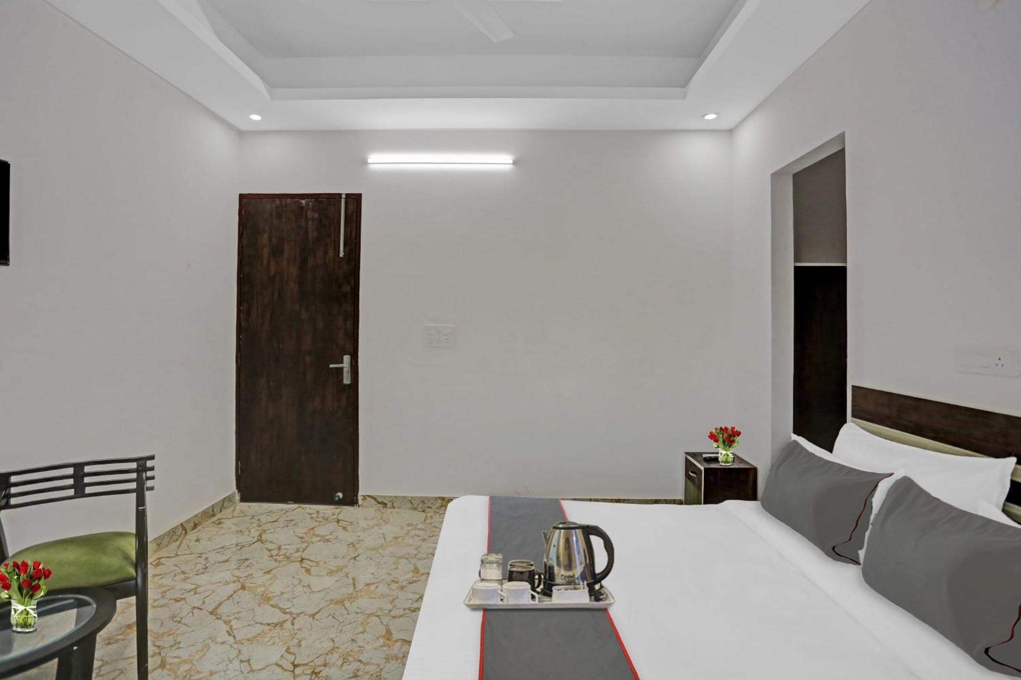 Collection O The Royal Fern Hotell Farrukhnagar Exteriör bild