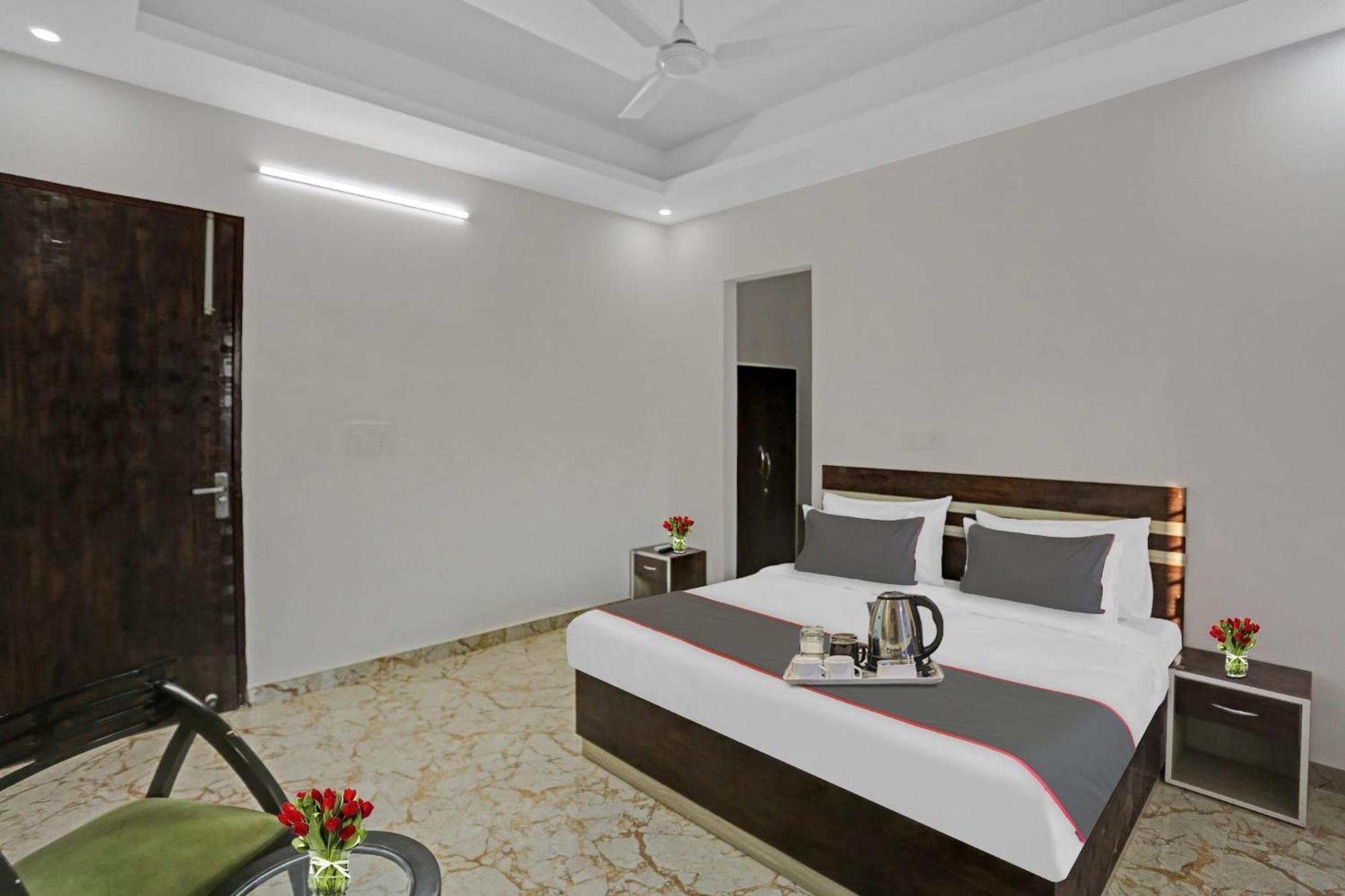 Collection O The Royal Fern Hotell Farrukhnagar Exteriör bild